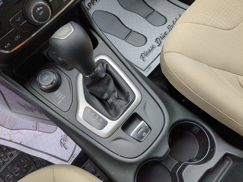 Used 2015 Jeep Cherokee Latitude w/ Cold Weather Group image 16