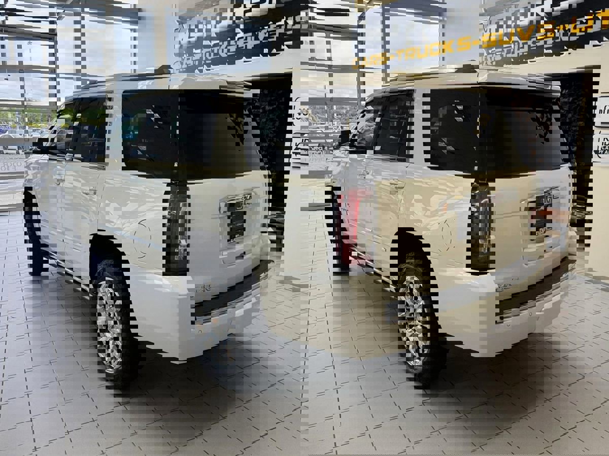 Used 2015 GMC Yukon Denali w/ Touring Package image 2