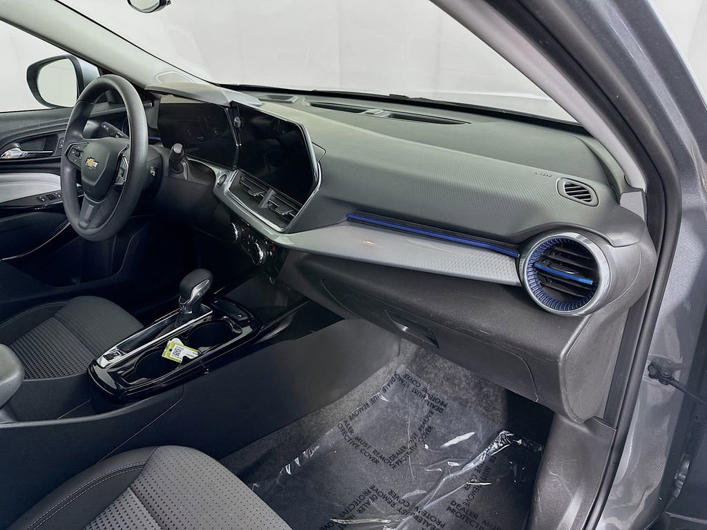 Used 2025 Chevrolet Trax LT image 33