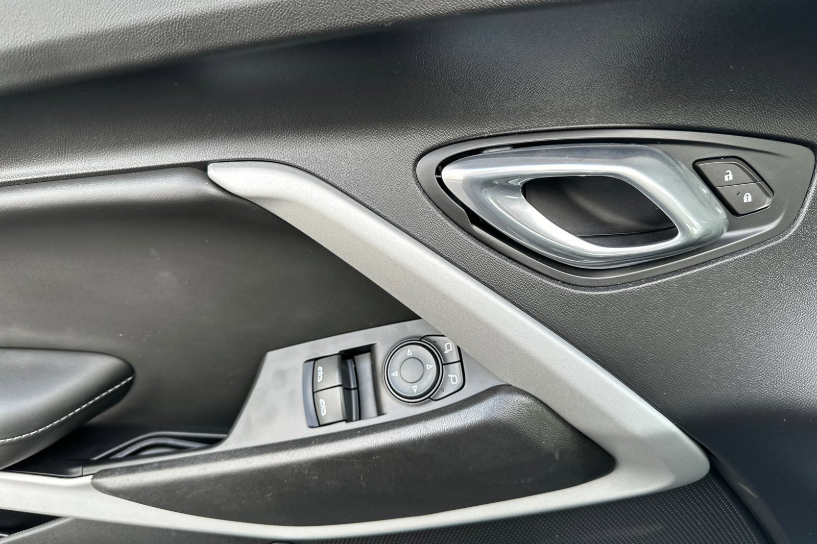 Used 2020 Chevrolet Camaro LT image 11