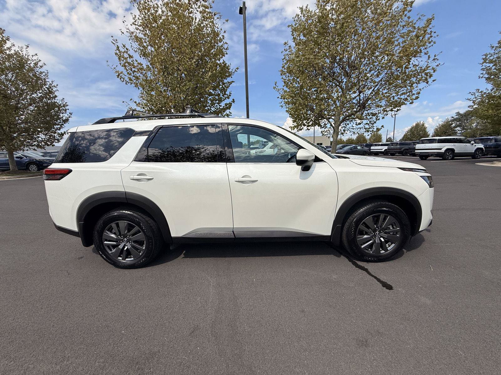 Used 2024 Nissan Pathfinder SV w/ SV Premium Package AWD/4WD image 4
