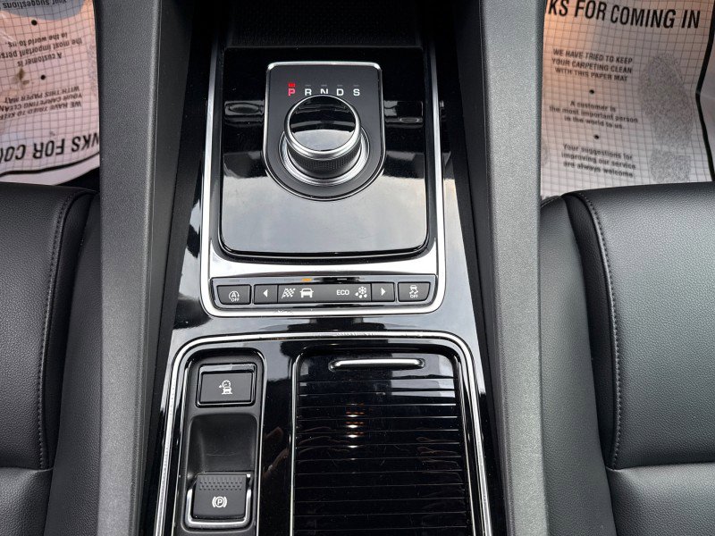 Used 2020 Jaguar F-PACE Premium image 26