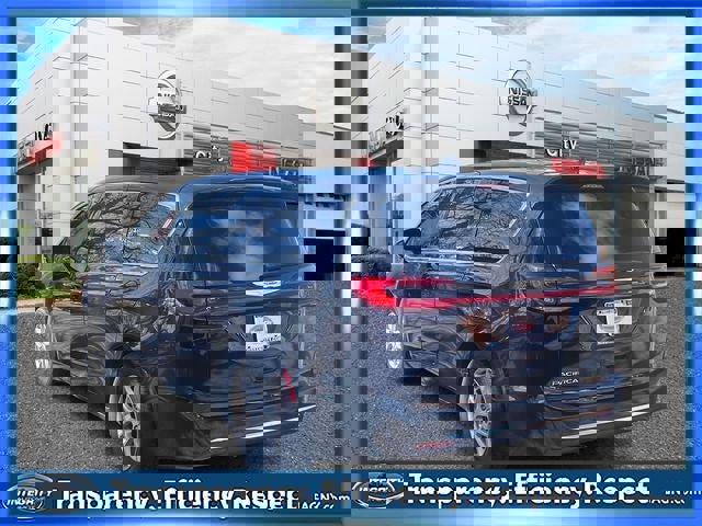 Used 2025 Chrysler Pacifica Select image 8