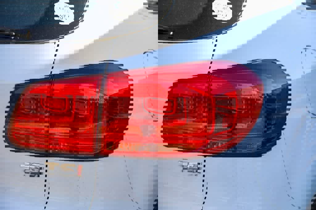 Used 2017 Volkswagen Tiguan S image 11