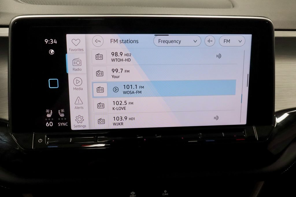 Used 2025 Volkswagen Atlas Cross Sport SE FWD image 3
