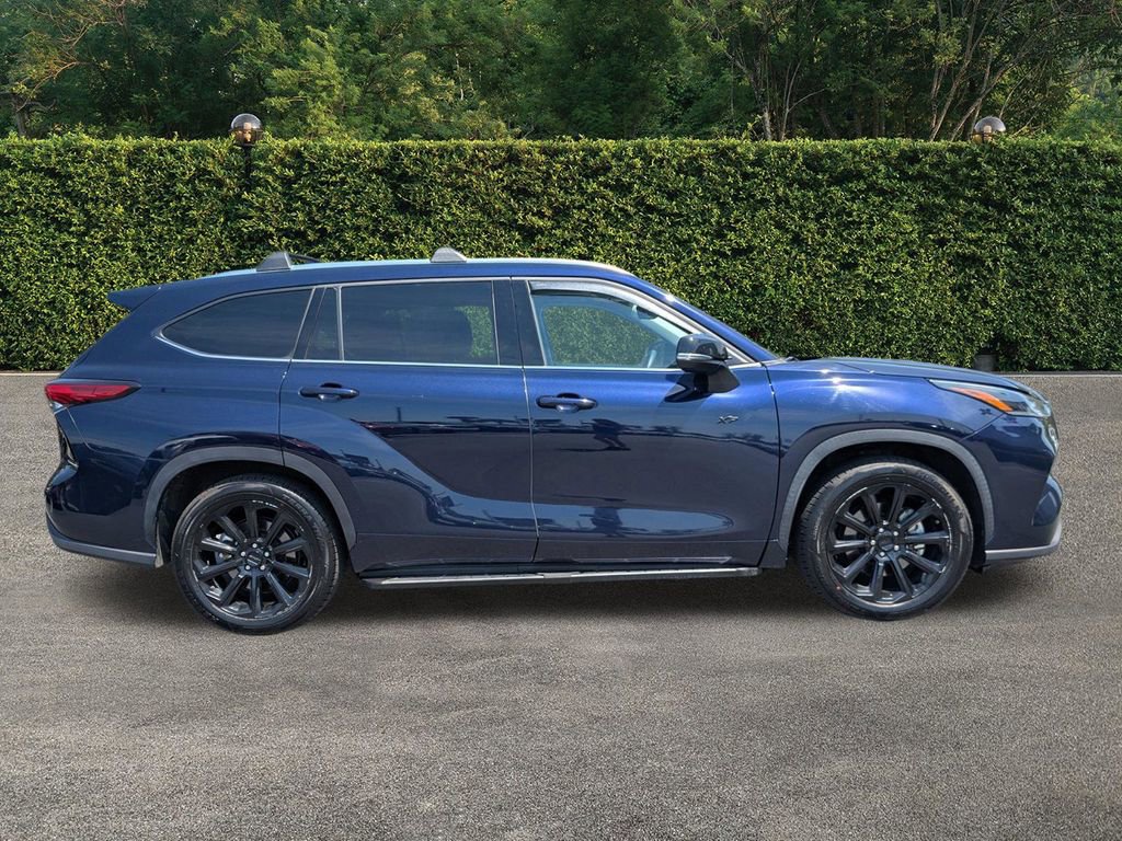 Used 2021 Toyota Highlander XLE FWD image 3