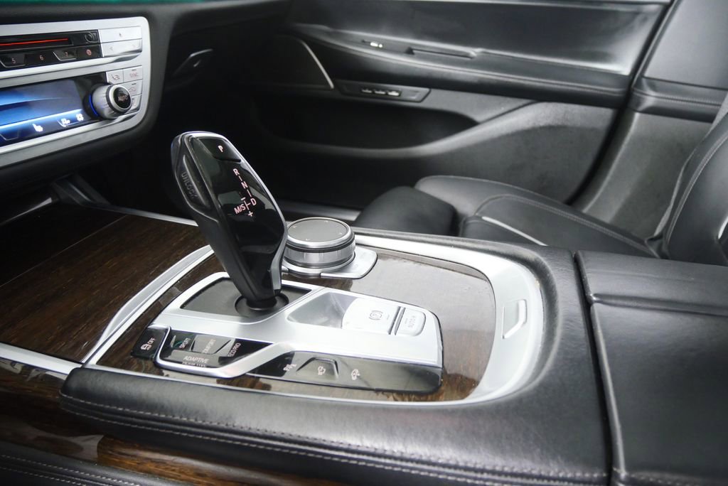 Used 2020 BMW 740i w/ Premium Package image 15