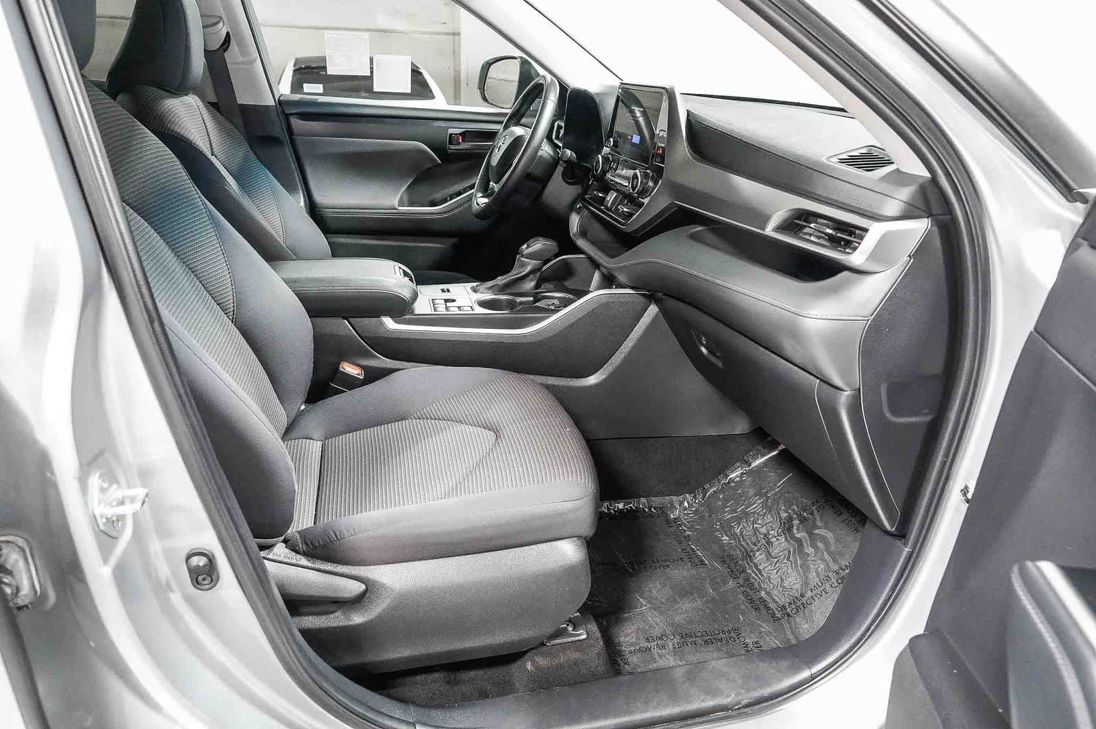 Used 2025 Toyota Highlander LE FWD image 16