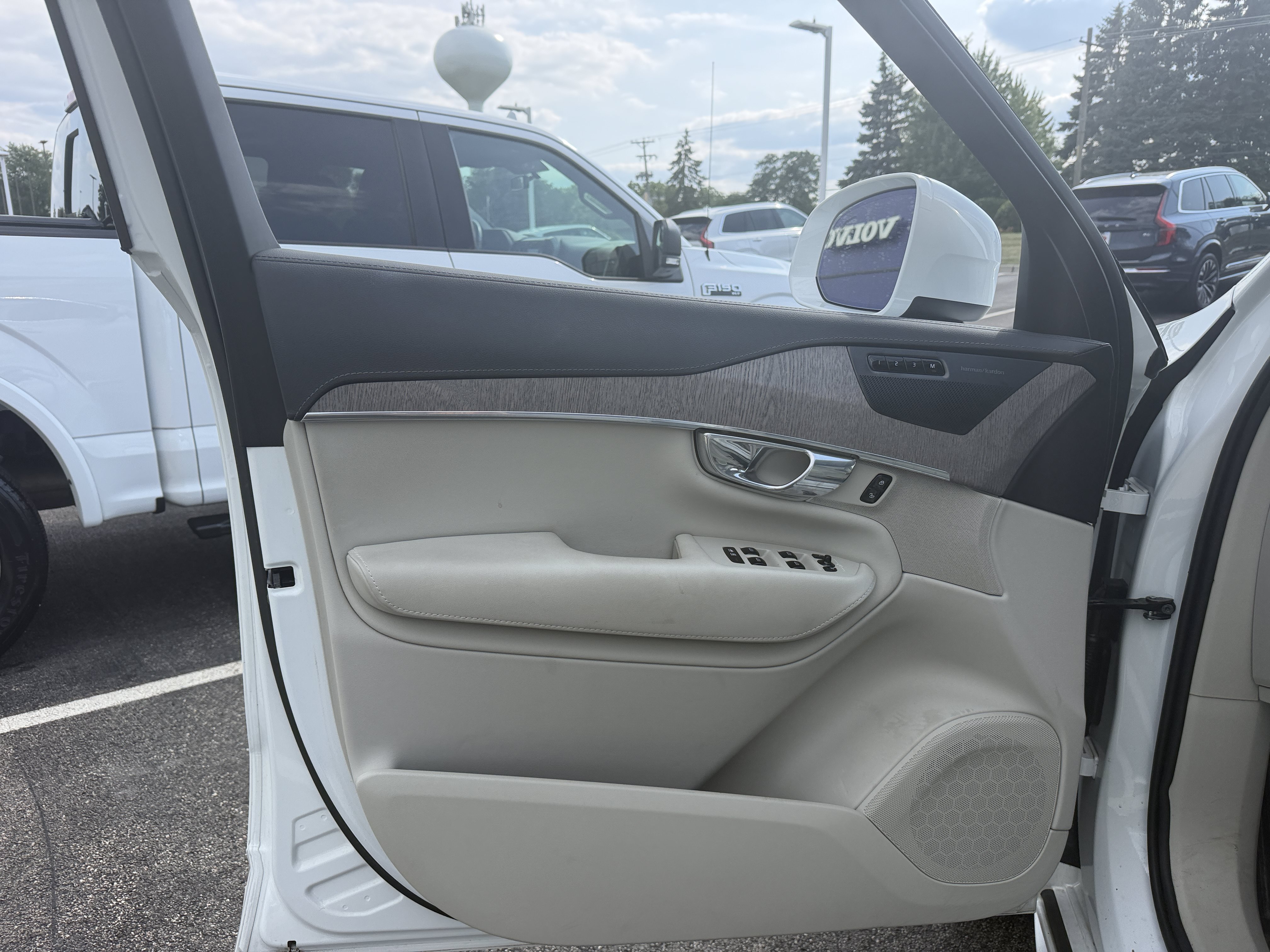 Used 2024 Volvo XC90 T8 Ultimate w/ Protection Package Premier AWD/4WD image 8
