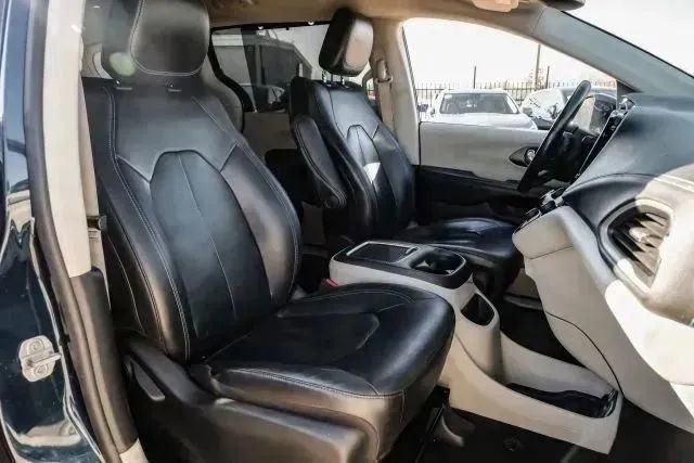 Used 2021 Chrysler Pacifica Touring-L image 42