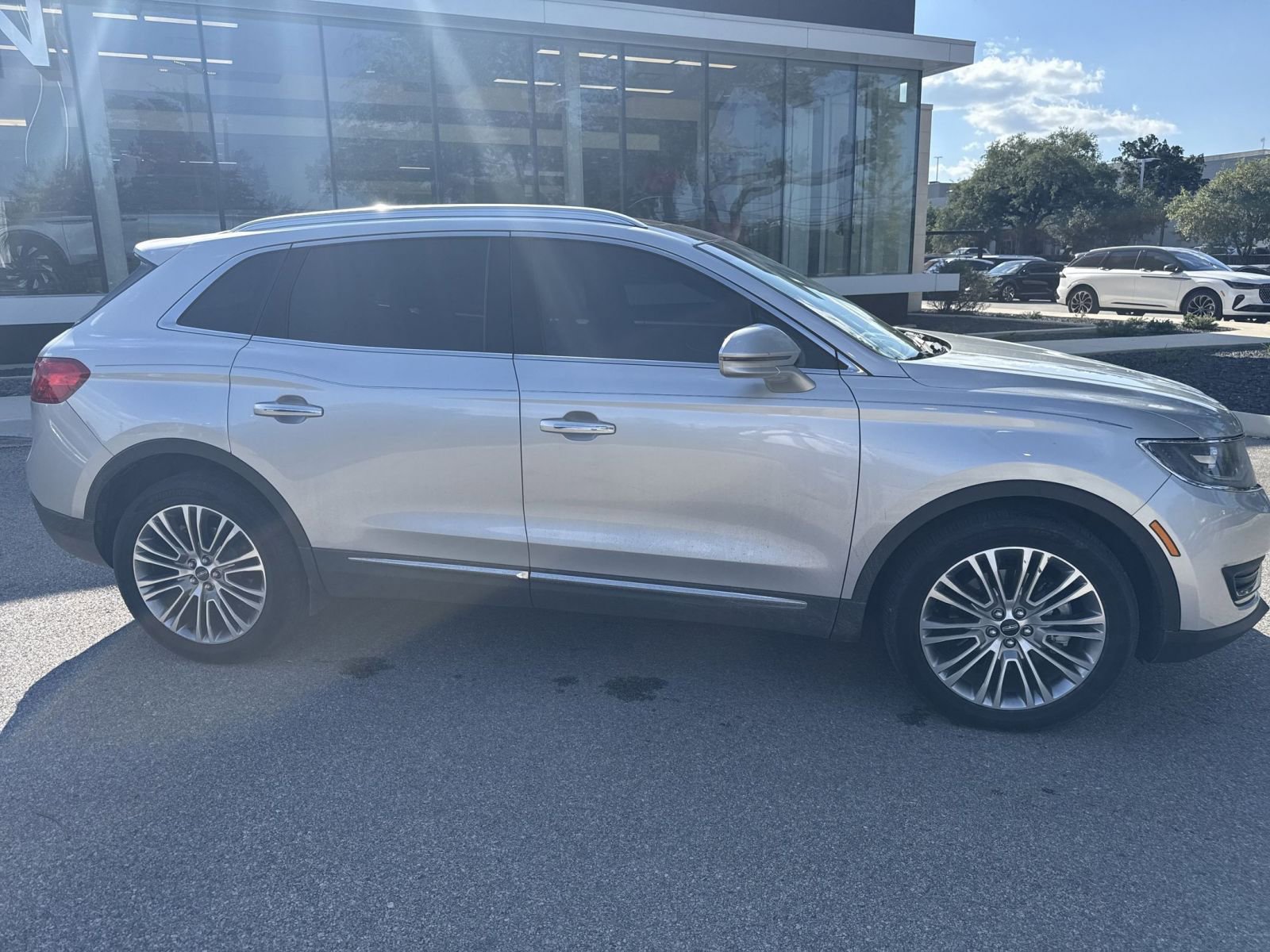 Used 2018 Lincoln MKX Reserve w/ Cargo Accessories Package FWD image 2