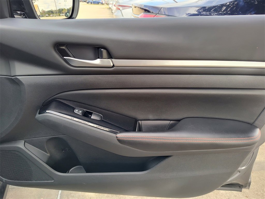 Used 2024 Nissan Altima 2.5 SR image 32
