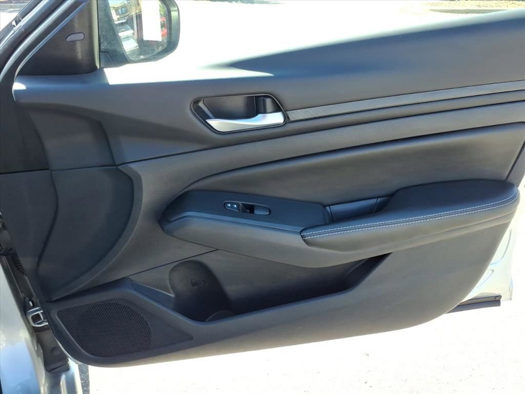 Used 2024 Nissan Altima 2.5 SV FWD image 27