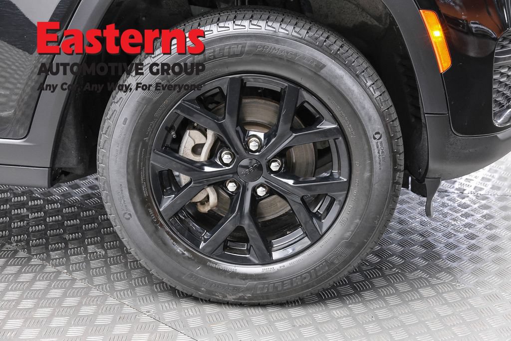 Used 2025 Jeep Grand Cherokee Altitude AWD/4WD image 32