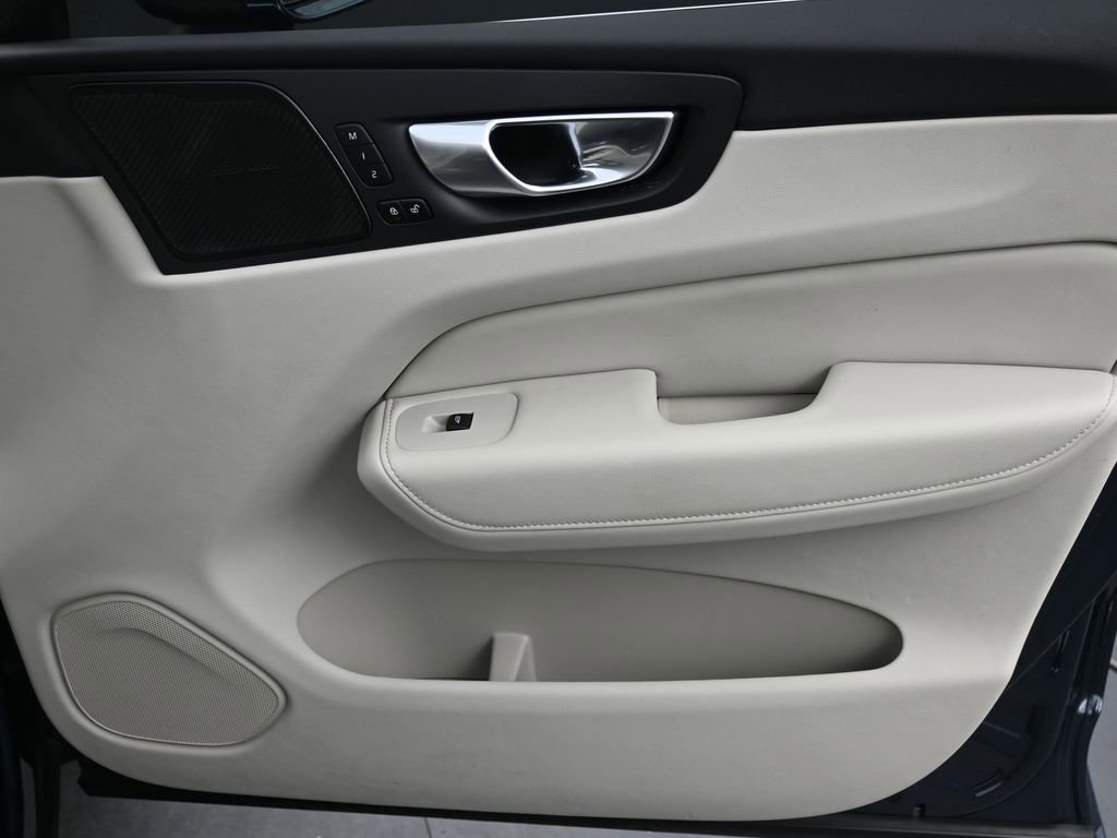 Certified 2023 Volvo XC60 B5 Ultimate w/ Protection Package Premier image 14
