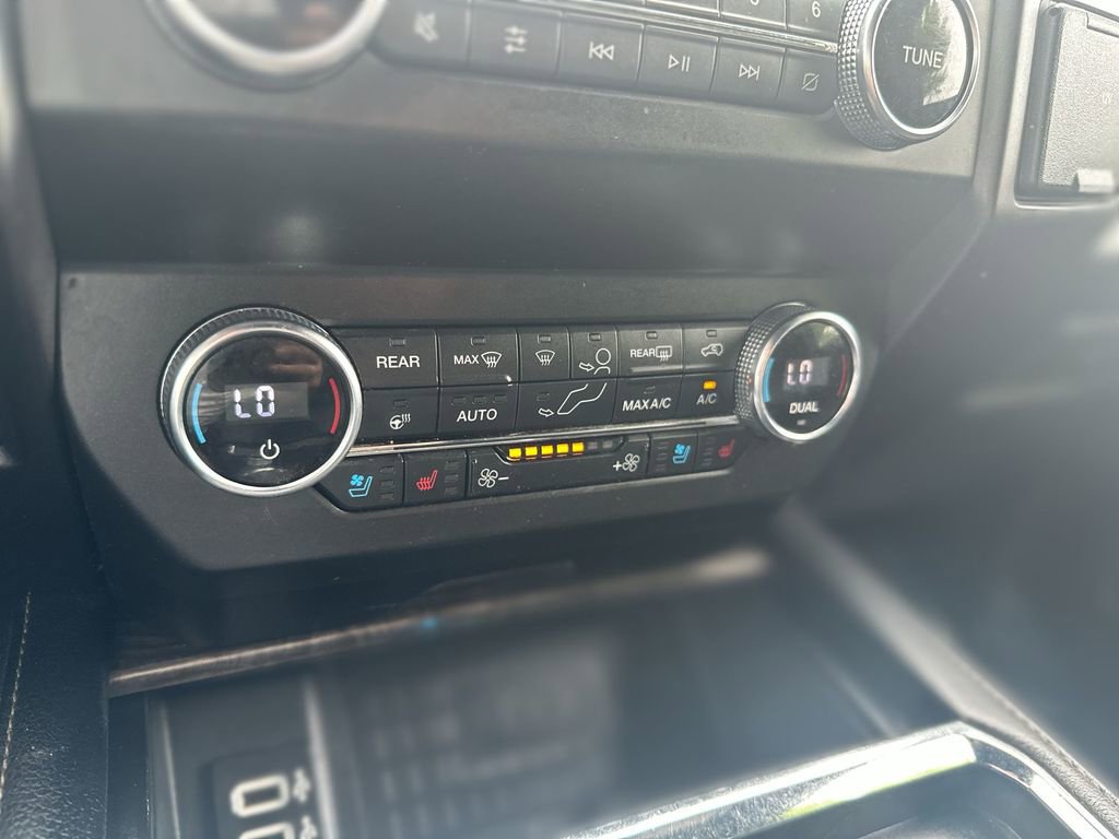 Used 2019 Ford Expedition Limited w/ Equipment Group 302A AWD/4WD image 17
