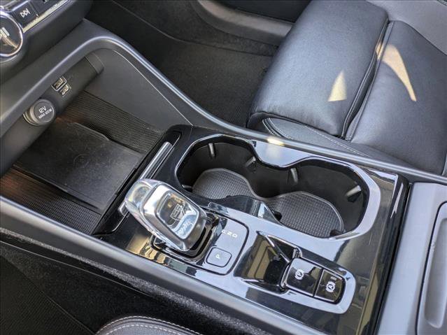 Used 2019 Volvo XC40 T4 Inscription image 12