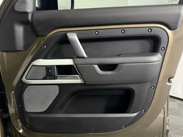 Used 2023 Land Rover Defender 130 X-Dynamic SE image 18