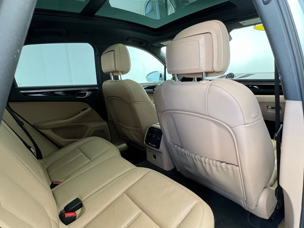 Certified 2022 Porsche Macan image 16