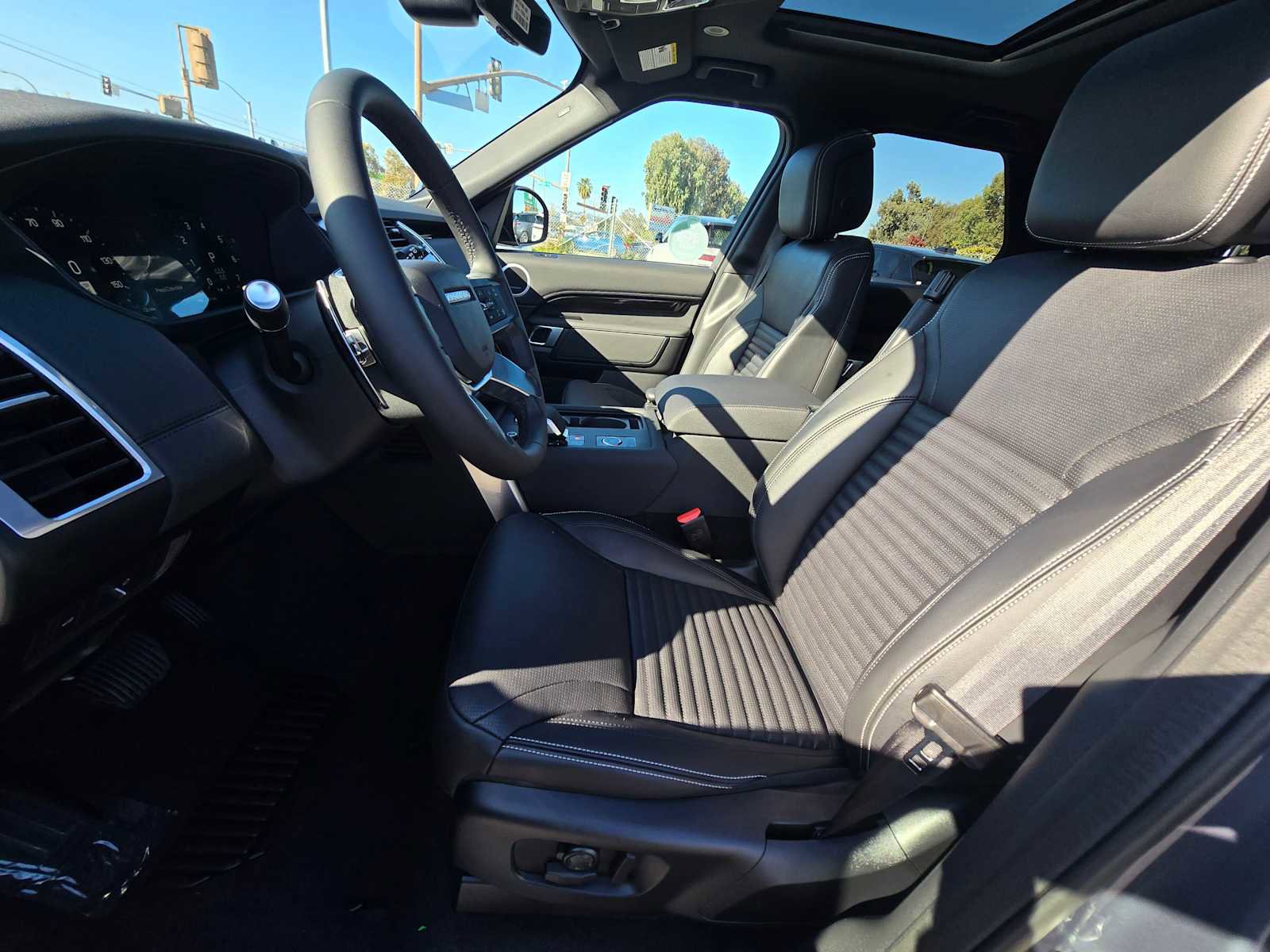 New 2025 Land Rover Discovery S image 25