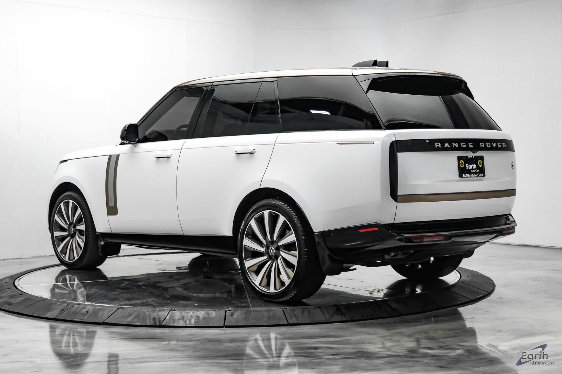 Used 2024 Land Rover Range Rover SV AWD/4WD image 10