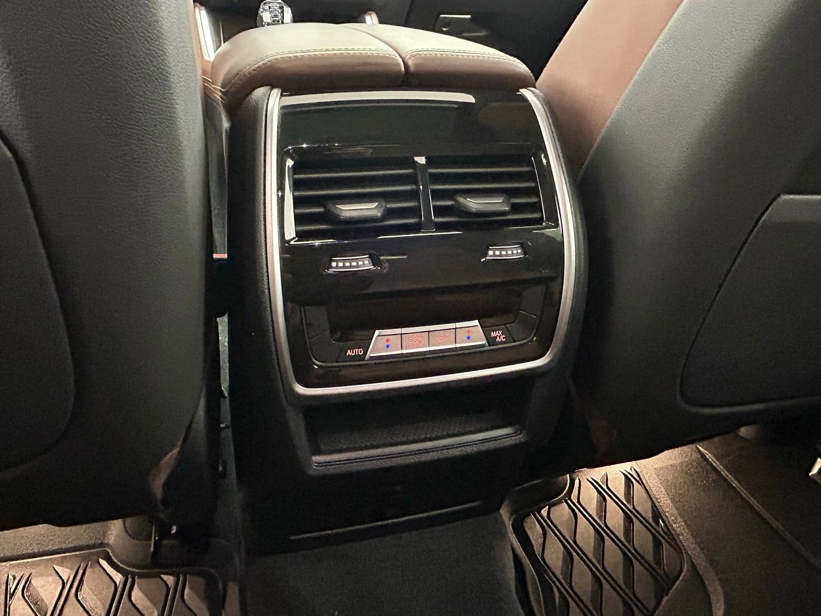 Used 2022 BMW X6 xDrive40i w/ Executive Package image 37