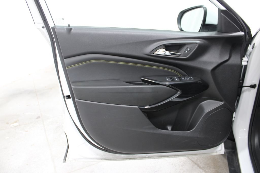 Used 2025 Chevrolet Trax LT FWD image 18