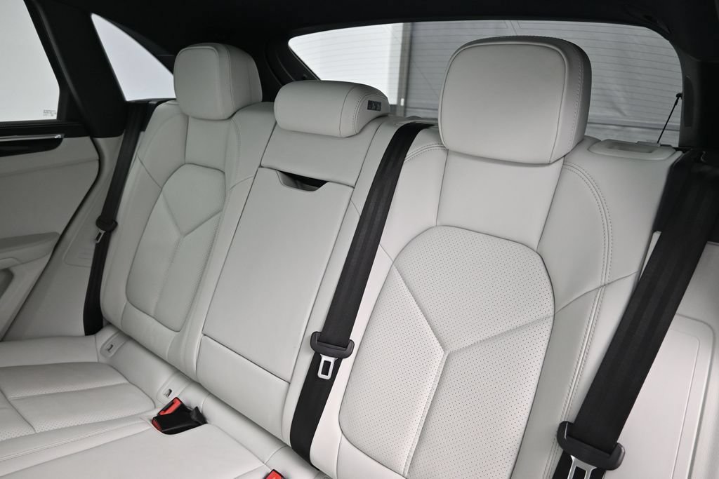 Certified 2024 Porsche Macan AWD/4WD image 6