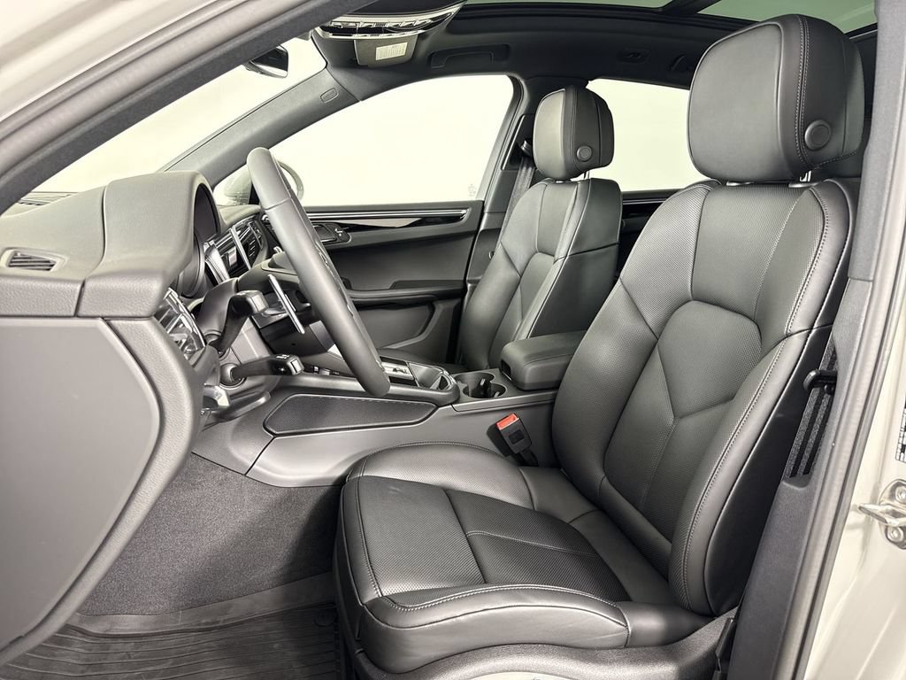 New 2026 Porsche Macan AWD/4WD image 5