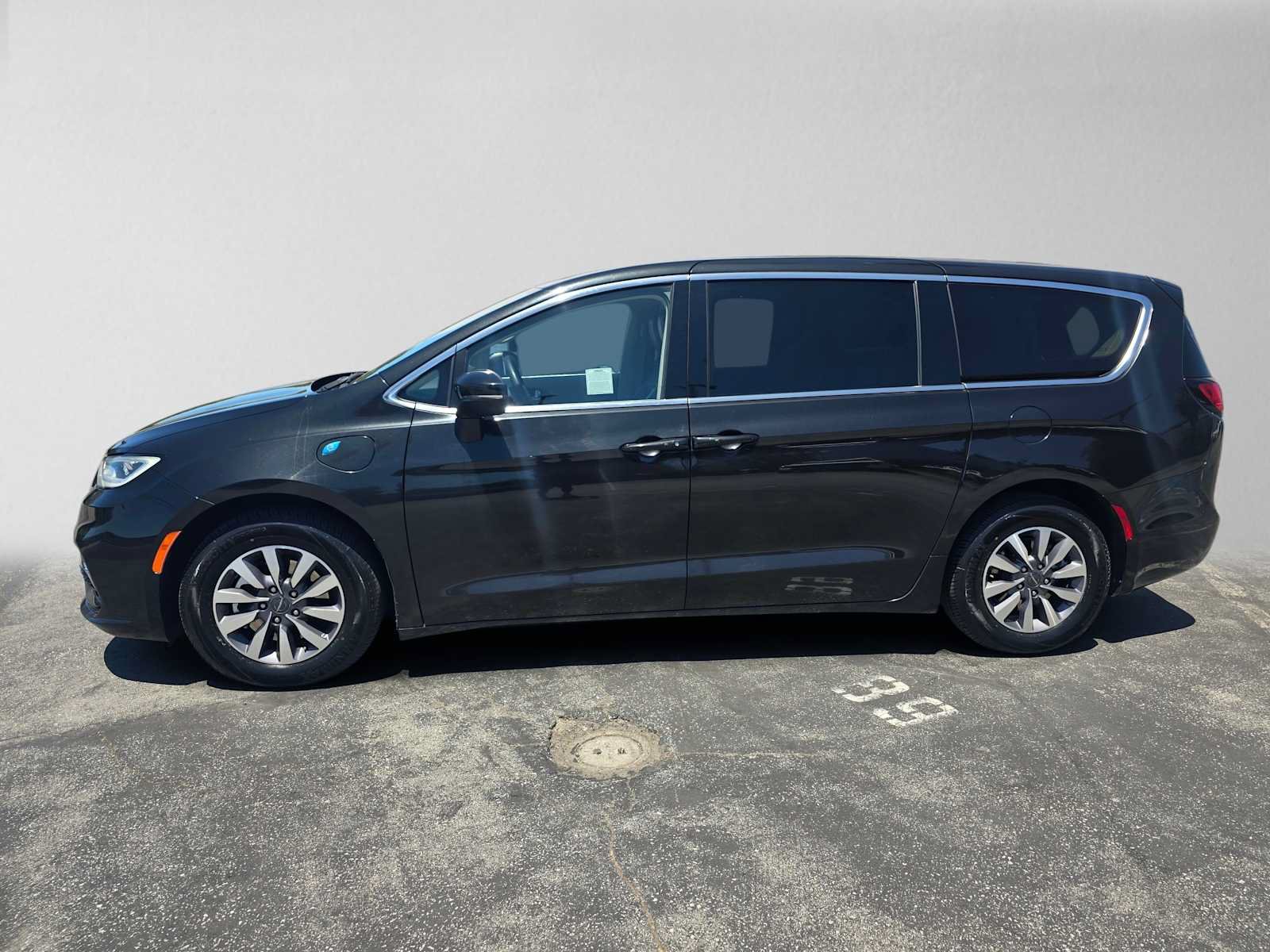 Used 2023 Chrysler Pacifica Touring-L FWD image 6