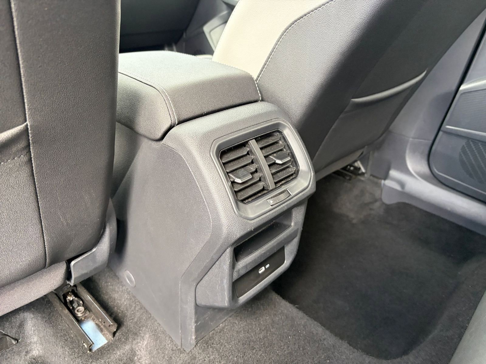 Used 2025 Volkswagen Taos SE FWD image 23