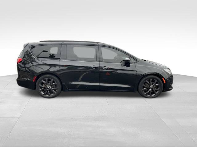 Used 2018 Chrysler Pacifica Touring-L Plus w/ S Appearance Package FWD image 8