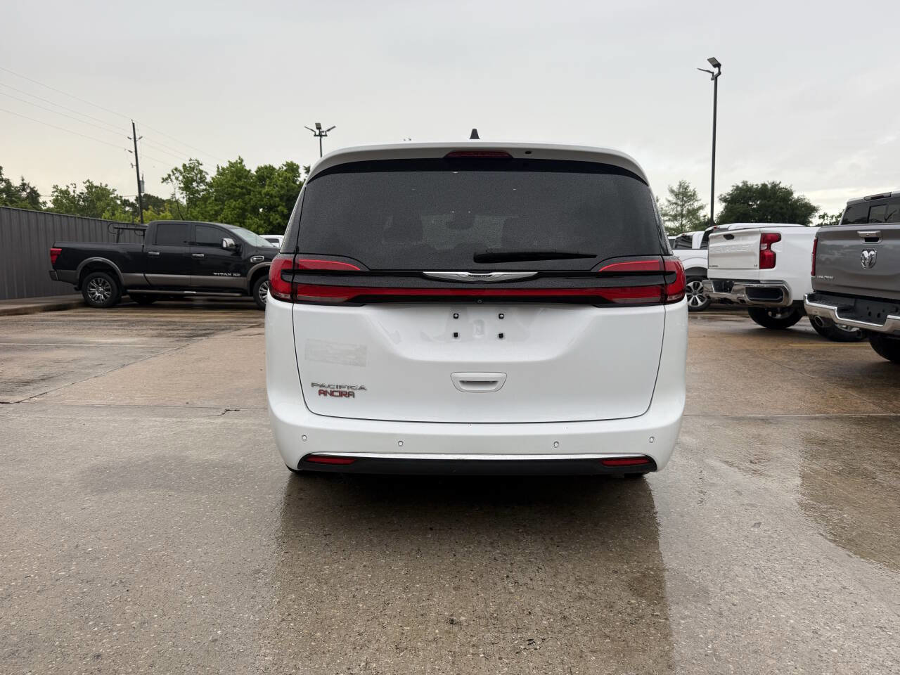 Used 2023 Chrysler Pacifica Touring-L FWD image 36