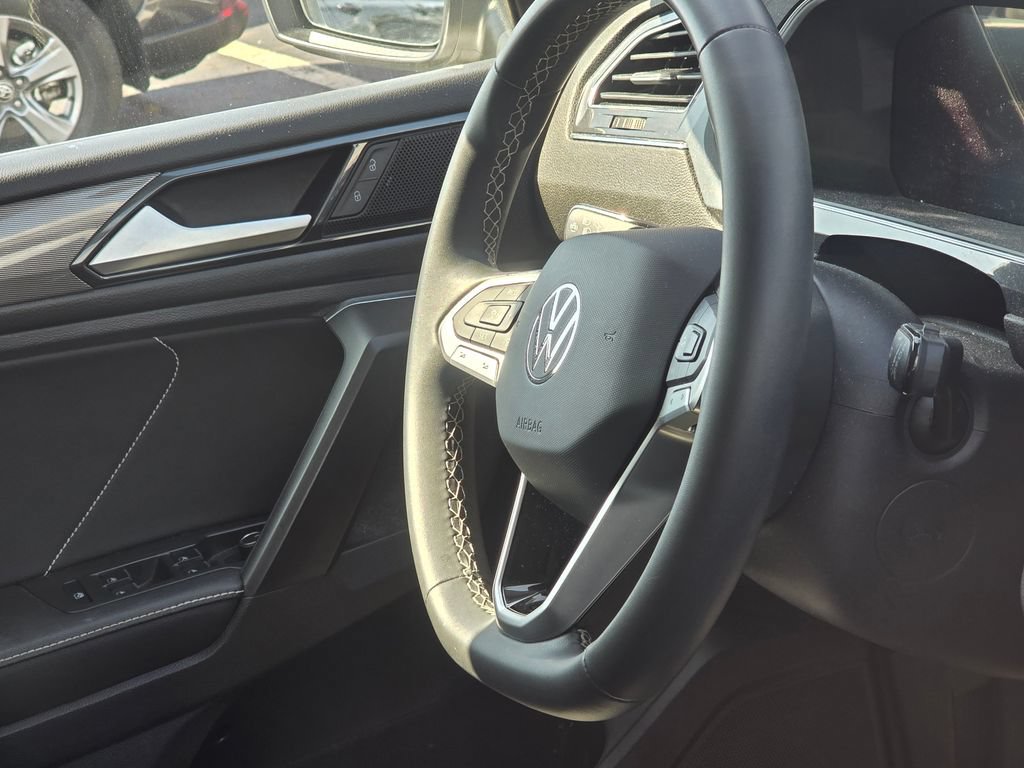 Used 2023 Volkswagen Tiguan SE w/ Panoramic Sunroof Package FWD image 15