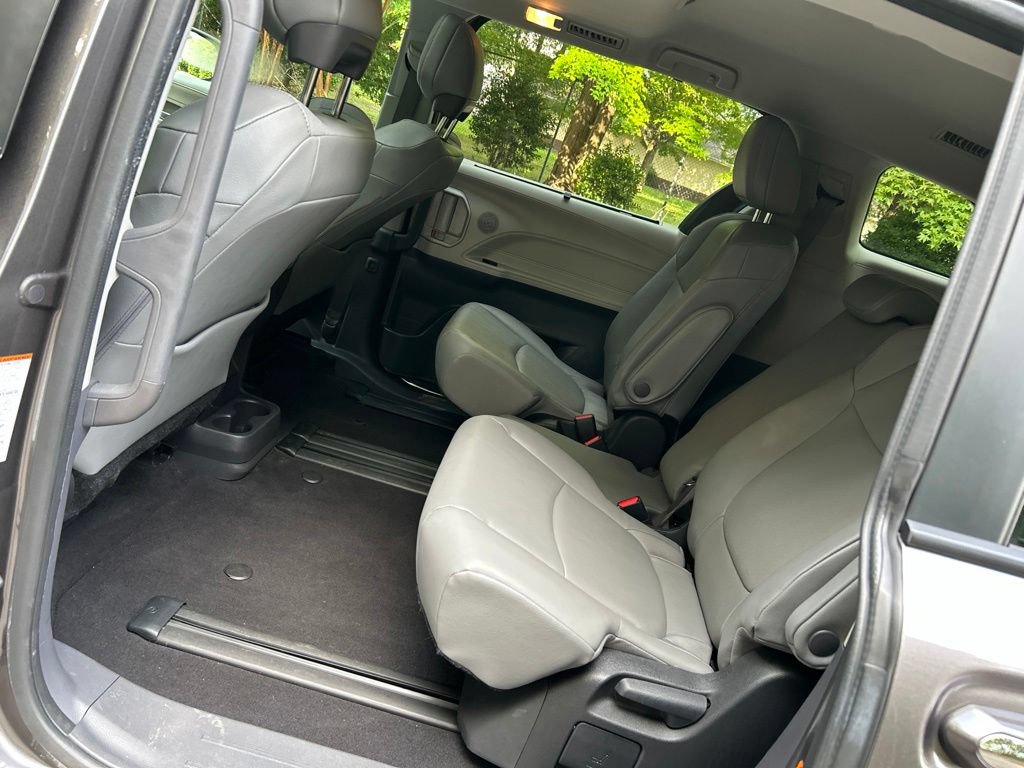 Used 2024 Toyota Sienna XLE FWD image 26