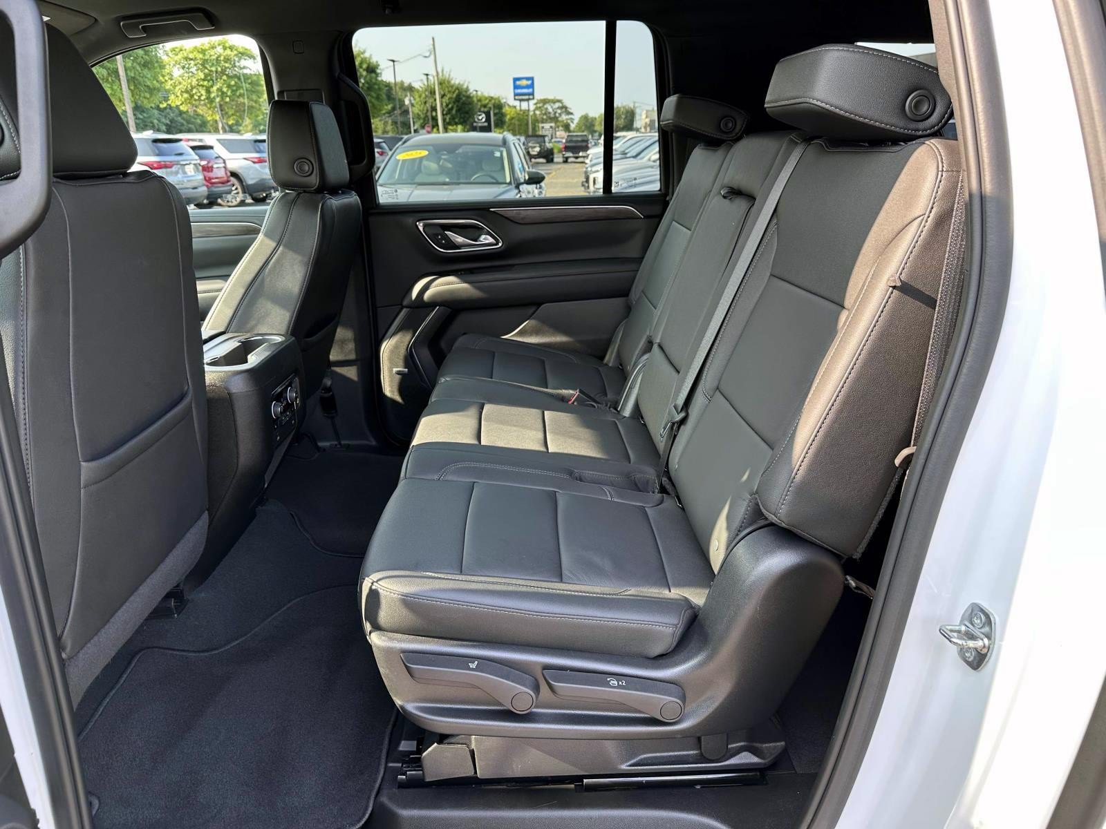 Used 2022 Chevrolet Suburban LT w/ Luxury Package AWD/4WD image 12