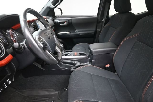 Used 2017 Toyota Tacoma TRD Sport AWD/4WD image 16