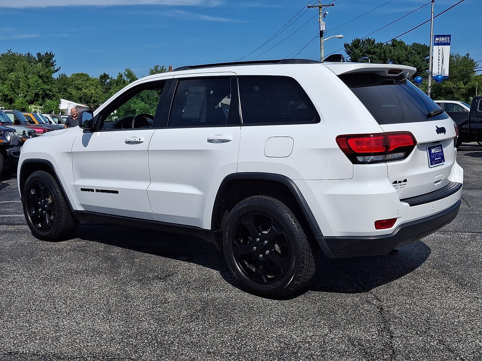 Used 2019 Jeep Grand Cherokee Laredo AWD/4WD image 4