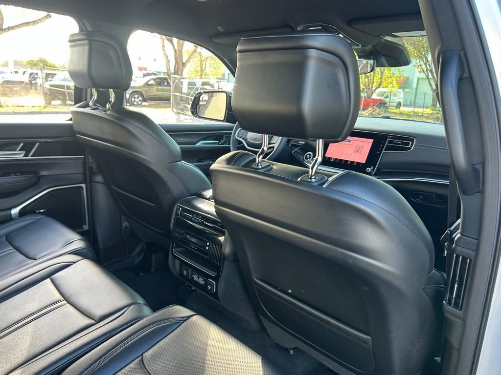 Certified 2024 Jeep Wagoneer L Base image 39