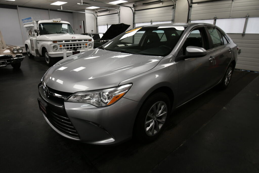 Used 2017 Toyota Camry LE image 4