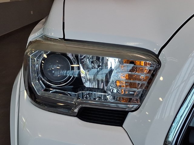 Used 2016 Toyota Tacoma Limited w/ Towing Package AWD/4WD image 8