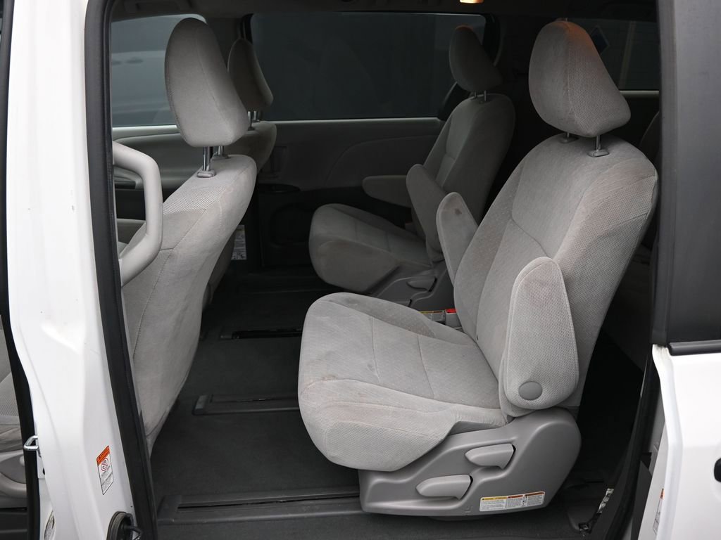 Used 2020 Toyota Sienna L FWD image 12