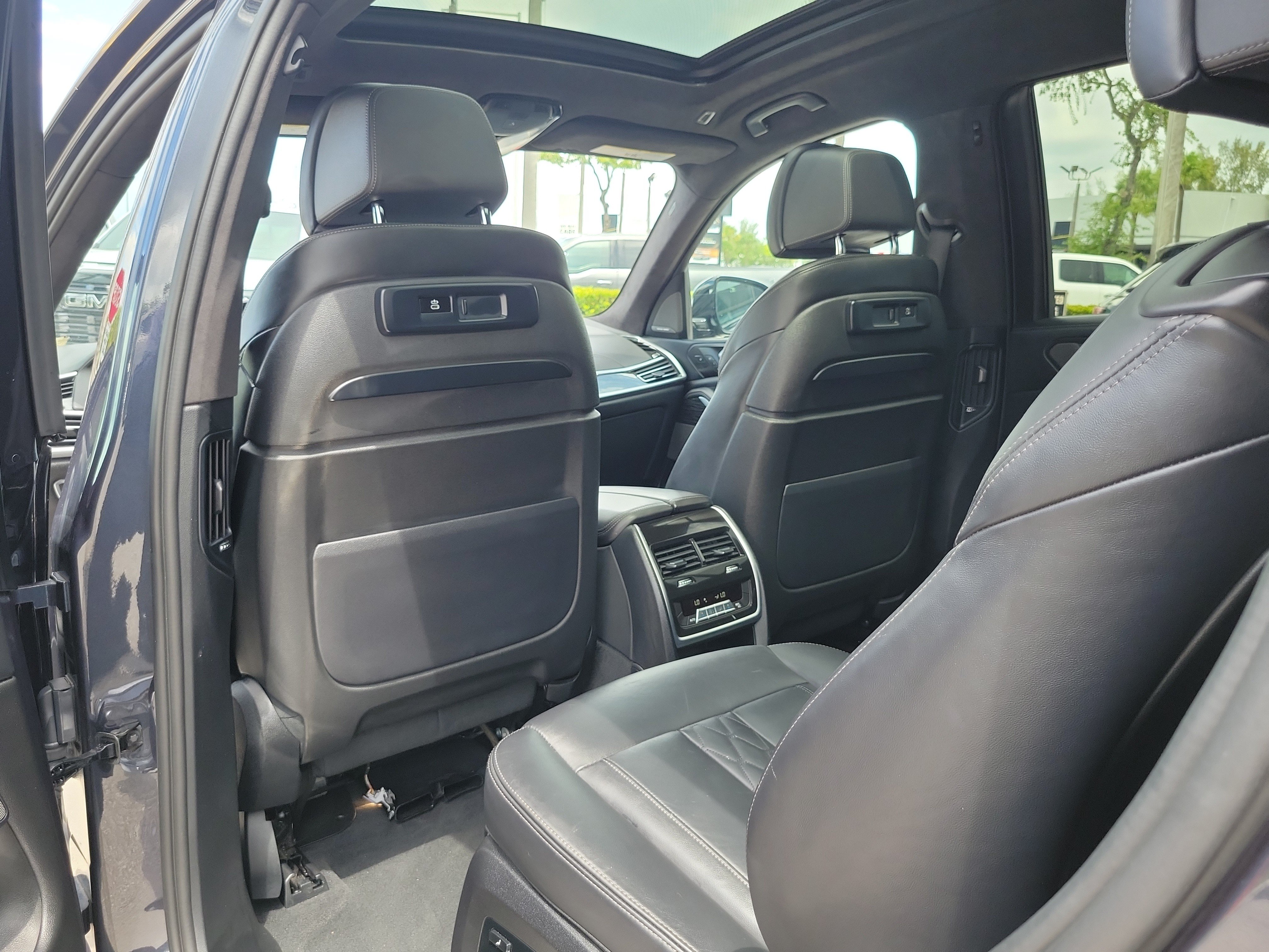 Used 2022 BMW X7 M50i w/ Dynamic Handling Package AWD/4WD image 16
