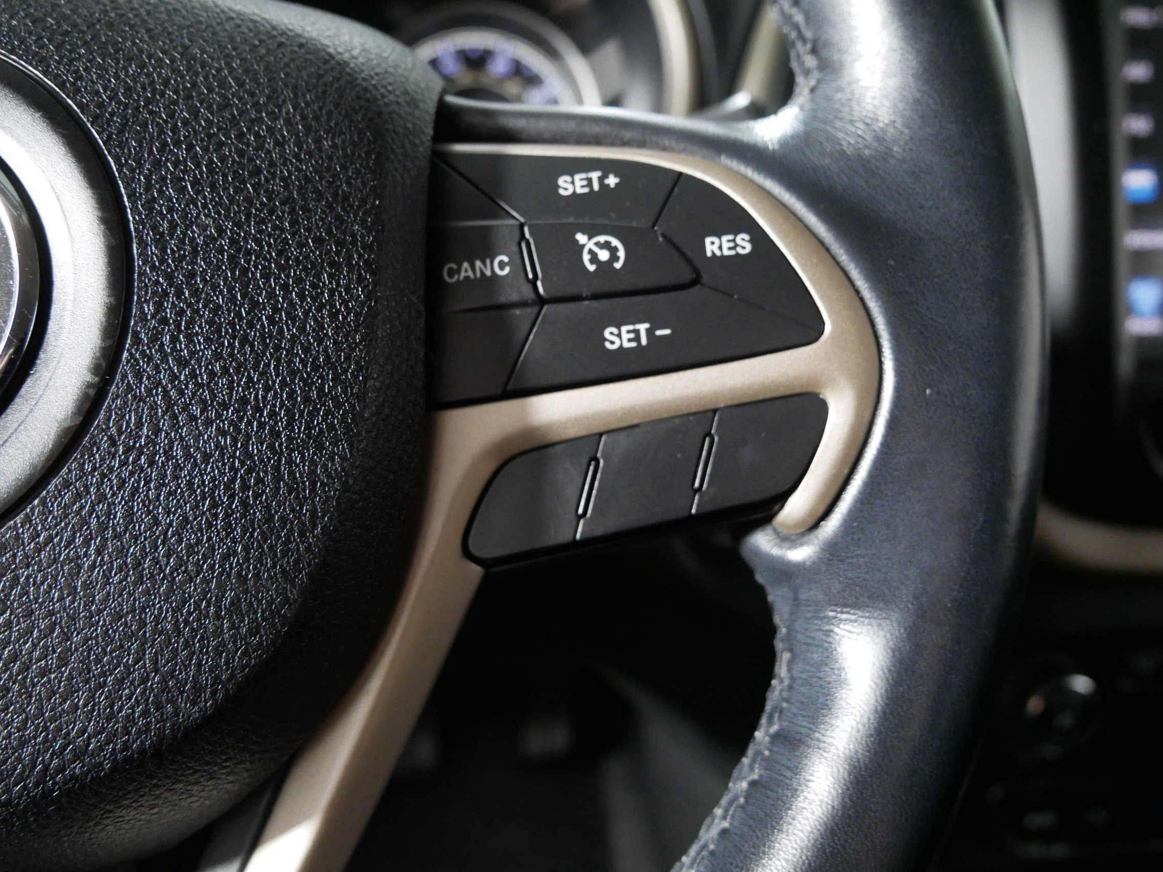 Used 2015 Jeep Cherokee Latitude w/ Comfort/Convenience Group image 28