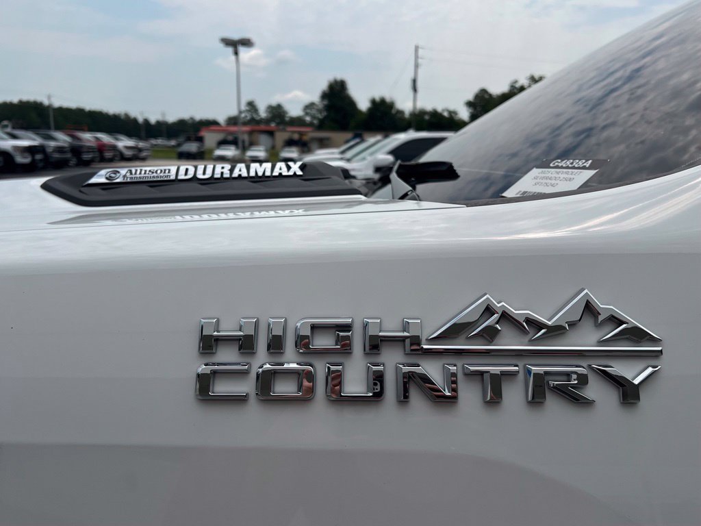 Used 2025 Chevrolet Silverado 2500 High Country w/ Technology Package AWD/4WD image 6