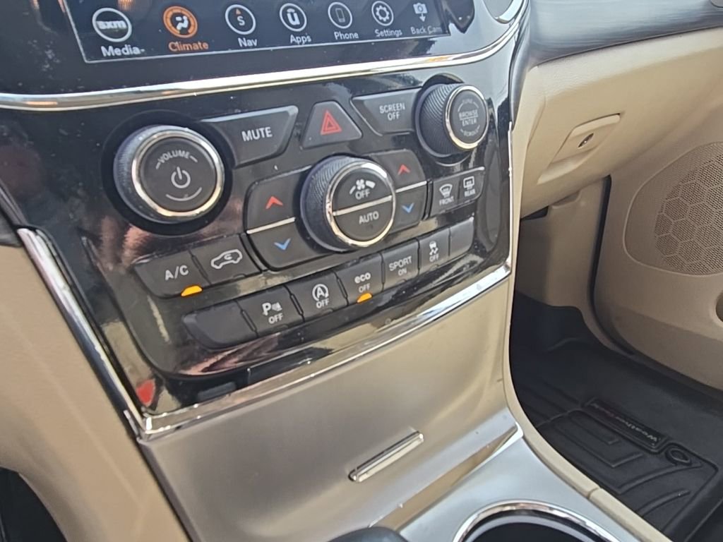 Certified 2022 Jeep Grand Cherokee Laredo E AWD/4WD image 21