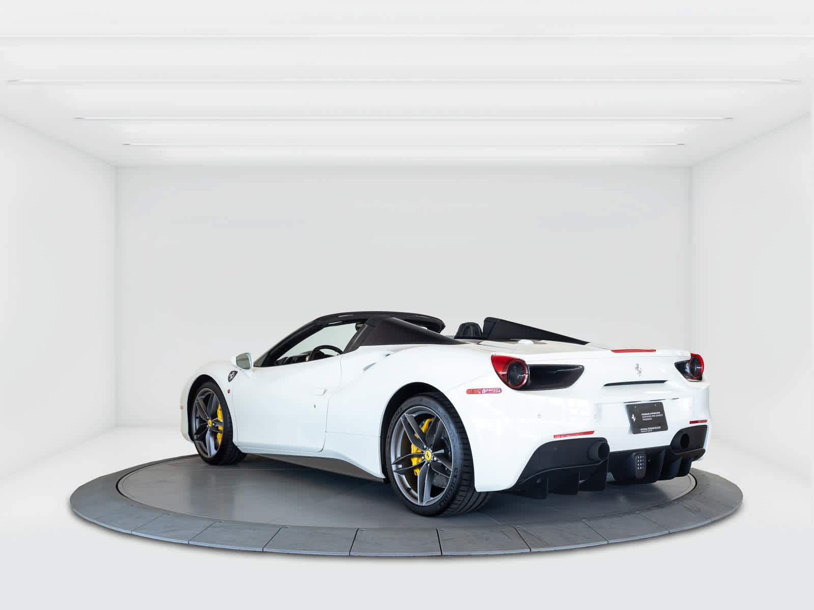 Used 2018 Ferrari 488 Spider RWD image 3