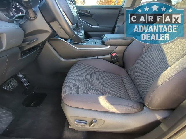 Used 2024 Toyota Highlander LE AWD/4WD image 14