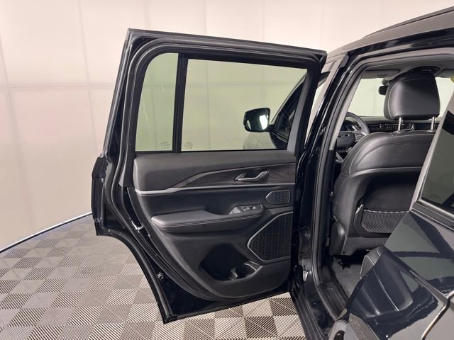 Used 2024 Jeep Grand Cherokee Limited w/ Black Appearance Package image 38