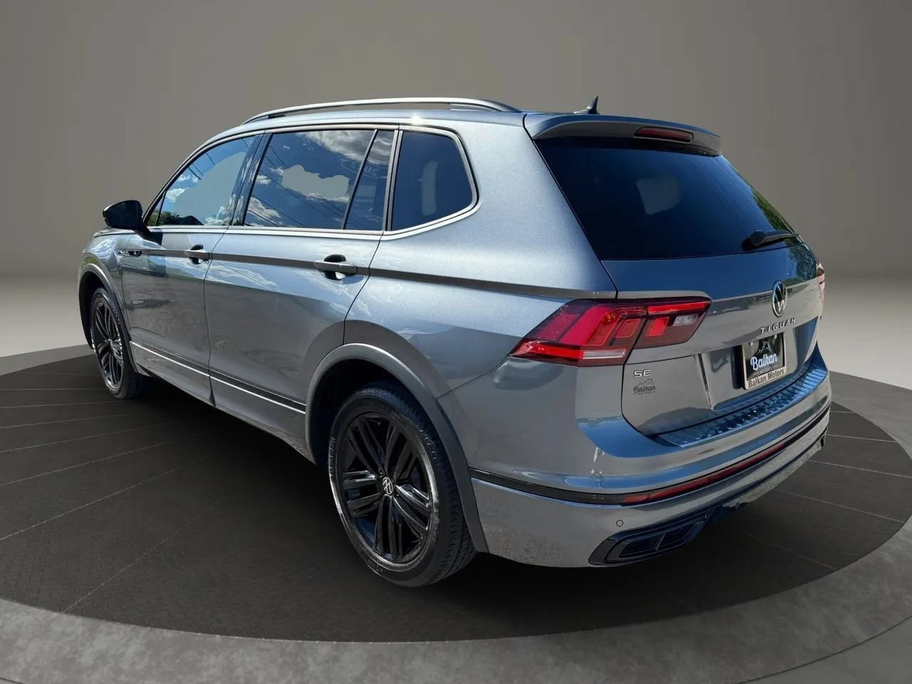 Used 2022 Volkswagen Tiguan SE R-Line AWD/4WD image 10